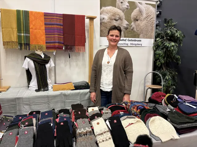 Tanja Riegler mit ihren Produkten vom Alpakahof Gutenbrunn in Hönigsberg.  | Foto: MeinBezirk/Angelina Koidl