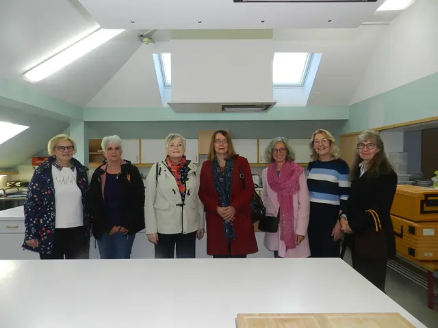  Margit Muck, Pfeiffer Monika , Christa  Reitz , Christine
Scheiblreiter, Elisabeth Luiold,Regina  Jabober, Christine Schiiener, Haben gern in der neuen Küche gern gekocht | Foto: Heribert Punz