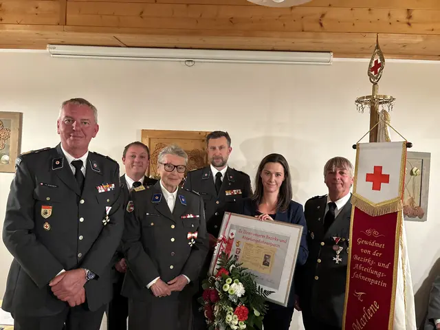 Die neue Fahnenpatin Marlene Ferner (2.v.re) mit Fähnrich Erich Santner (rechts), Vizepräsidentin Dr. Ulrike Michl (2.v.links), Landesrettungskommandant Stefan Herbst (2. reihe Mitte), Bezirksgeschäftsführer Herbert Wieser und Abt. Kdt. Tamsweg Mario Pagitsch (v.li.) | Foto: Rotes Kreuz Lungau