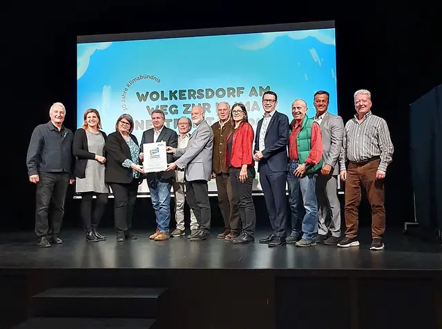 Einige der Gründungsmitglieder des Klimabündnisses von 1994 übernehmen die Urkunde von Petra Schön | Foto: Eva Gabriel