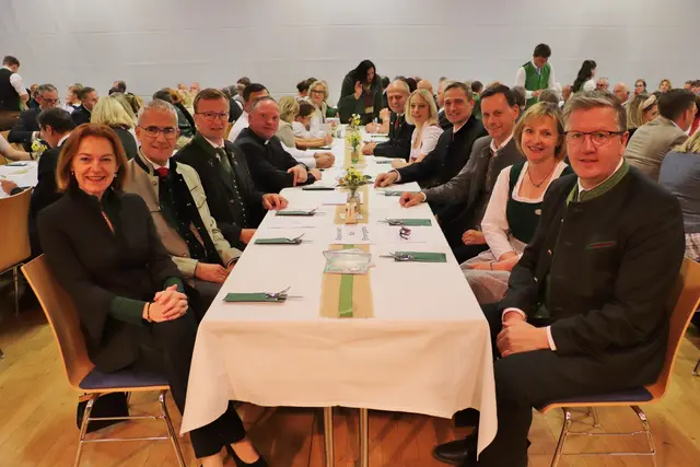 Simone Schmiedtbauer, Manfred Kohlfürst, Johannes Wieser, Gerhard Hörting (alle li), Andreas Steinegger, Andrea Simperl, Ernst Gödl sowie Markus und Sandra Hillebrand (re). | Foto: Edith Ertl