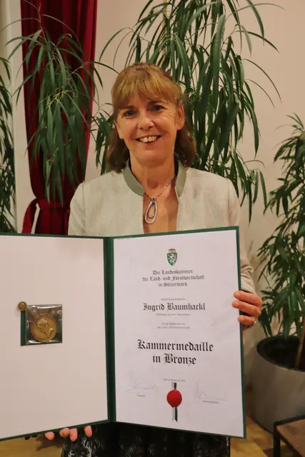 Premstättens Vzbgm. Ingrid Baumhackl wurde mit Kammermedaille in Bronze ausgezeichnet.  | Foto: Edith Ertl