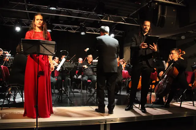 Léonie Renaud (Sopran) und Jonas Jud (Bass) verleihen den Gedichten von Lorca, Apollinaire, Küchelbecker und Rilke eindringliche Stimme.