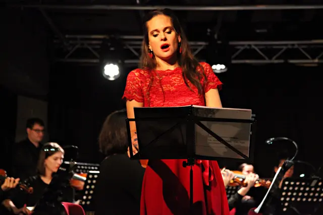 Léonie Renaud gestaltet ihre Sopranpartie mit durchdringender Artikulation und Präsenz.