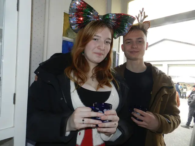 Angelia  Rehegger, Philip Spiegelhofer, Haben sich mit Punsch aufgewärmt | Foto: Heribert Punz