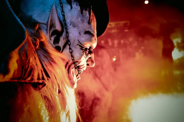 Da schlagen die Herzen der Tuifl-Fans höher: Spektakuläre Belarvung und jede Menge Feuer ringsum! | Foto: Paul Weber