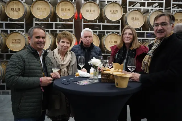 Immer einen Scherz auf den Lippen, Weingenießer  Helmuth, Monika, Gerald, Gabi und Markus fühlten sich sichtlich wohl  | Foto: Andrea Glatzer
