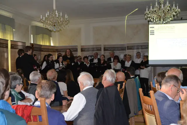 Die Veranstaltung wurde von Tamburicaklängen begleitet. | Foto: Rosenberger Victoria