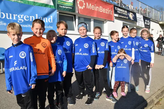Der Großpetersdorfer Fußballnachwuchs war beim Match mit dabei. | Foto: Michael Strini