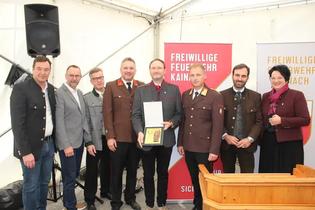 Bürgermeister Bernd Gratzer wurde mit der Floriani-Plakette ausgezeichnet, da freuten sich auch die LAbg. Jochen Bocksruker, Stefan Resch und Klaudia Stroißnig | Foto: HFM Patrick Marcher