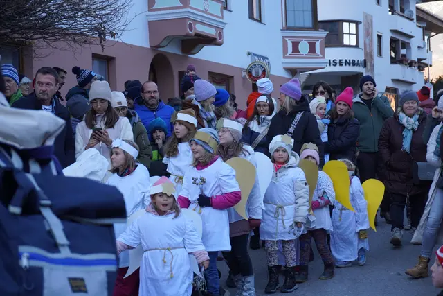 Tradition: Einzug der Engelen und der Hirten vom Widumsplatz bis zum Pavillon. | Foto: Hassl