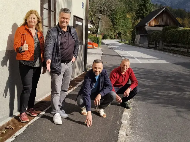 Bürgermeister Egon Höll und sein Team freuen sich über die Gehsteigsanierung in Obertraun | Foto: Perstl