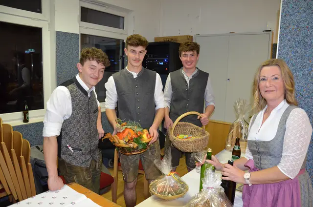 Thomas Leitinger, Johannes Astner, Felix Webersberger beim Tombola Preise ausgeben und Waltraud Meißnitzer. | Foto: Maria Astner-Meißnitzer