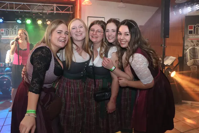 Diese fünf jungen Ballbesucherinnen hatten einen perfekten Abend und waren auch immer sehr fleissig auf der Tanzfläche präsent. | Foto: Markus Bäumler/zema-medien.de