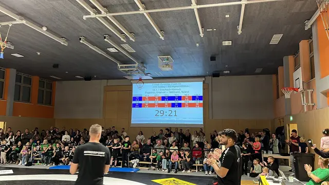 Die gut besuchte Mooskirchner Halle kochte, der KSV Söding rang die Salzburger Gäste mit 29:21 im wahrsten Sinne des Wortes nieder. | Foto: KSV Söding