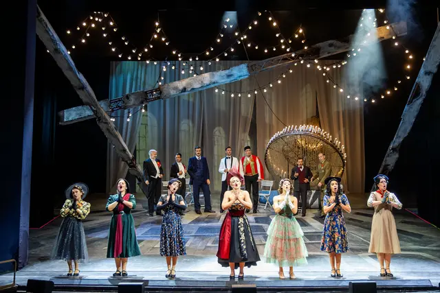 Ja, das Studium der Männer ist schwer...
Regisseur Henry Mason ergänzte und modernisierte den Lehár-Schlager "Ja das Studium der Weiber ist schwer"... Statt Weiber wurde "Frauen" gesungen | Foto: Christian Husar/Bühne Baden