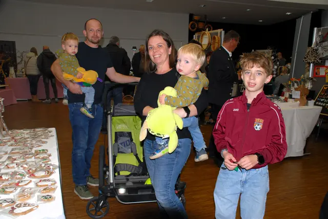 Zahlreiche Besucher hielten bereits Ausschau nach den ersten Weihnachtsgeschenken 