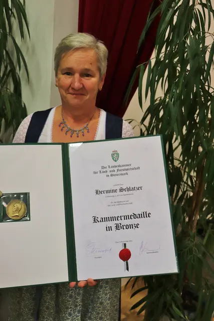 Die verdienstvolle frühere Ortsbäuerin und Gemeinderätin von Sankt Bartholomä wurde mit der Kammermedaille in Bronze geehrt.  | Foto: Edith Ertl