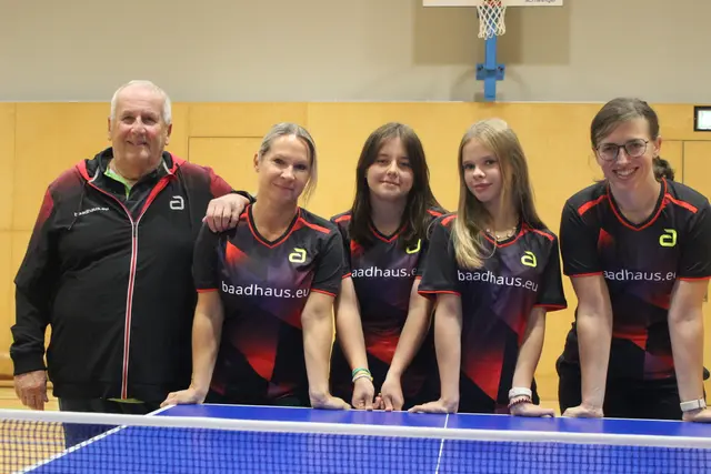 Das Damen-Team der SPG muki Ebensee tritt Zuhause an (v.l.n.r.): Coach Alfred Zuk, Lisi Mayr, Leonie Loidl, Kathi Mayr und Simone Loidl).
 
 | Foto: SPG muki Ebensee