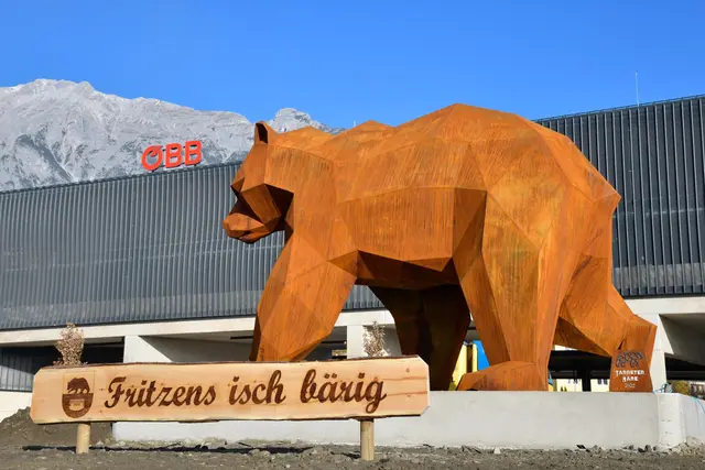 Der Bär symbolisiert das Wappentier der Gemeinde Fritzens und ist aus Cortenstahl gefertigt. | Foto: ZOOM.TIROL