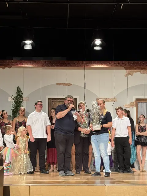 Geschenkübergabe an Edda Adamovics und Viktoria Hofbauer | Foto: Laura Alber