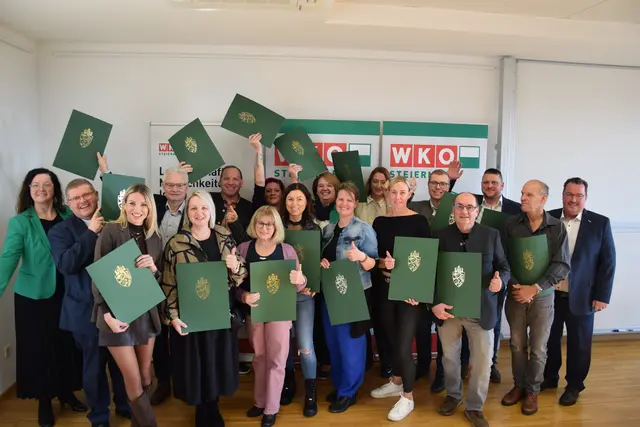Dies Gruppe stolzer Unternehmerinnen und Unternehmer aus Hartberg-Fürstenfeld feiert den 10-Jahres-Meilenstein. Wer hier alles jubeln darf, erfährst du im Artikel. | Foto: WKO Hartberg-Fürstenfeld