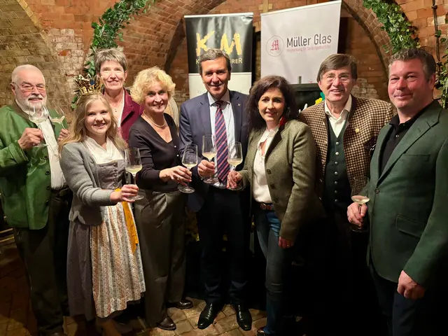 Zahlreiche Eherengäste kamen in das "kleine" Stoitzendorf um den Wein zu taufen. | Foto: Markus Kahrer