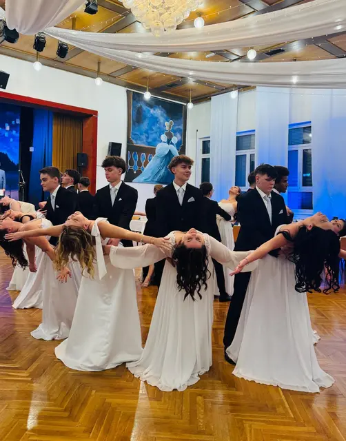 Die Polonaise der Opernredoute ist ein Höhepunkt für einige Tänzerinnen und Tänzer. | Foto: Tanzschule Gider