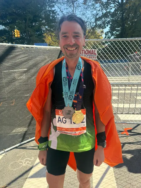 So kann man seinen 50. Geburtstag auch feiern - auf der Marathonstrecke durch New York City. Herzlichen Glückwunsch zum tollen Finish! | Foto: Privat