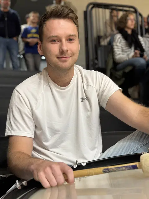 Morris Kipcak verpasst kein Heimspiel des UBSC Graz, seine Trommel hat er immer dabei.  | Foto: MeinBezirk/Markus Kropac