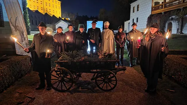 Im großartigen Ambiente des Schlosses Ambras rund um den Hubertusrehbock in den Bildmitte mit den Zelebranten von rechts: Pfarrer Johannes Hohenwarter (OPraem), Bezirksjägermeister Franz X. Gruber, Landesjägermeister Anton Larcher und der Amraser Jagdpächter Christoph Busse. | Foto: Gruber