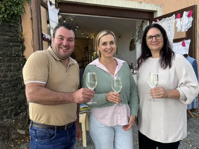 Nach dem Erfolg ist die Fortsetzung der "Kitzecker Vielfalt" im nächsten Jahr geplant: Bgm. Josef Fischer mit Maria Ledam und Ulrike Stelzl | Foto: MeinBezirk/Waltraud Fischer