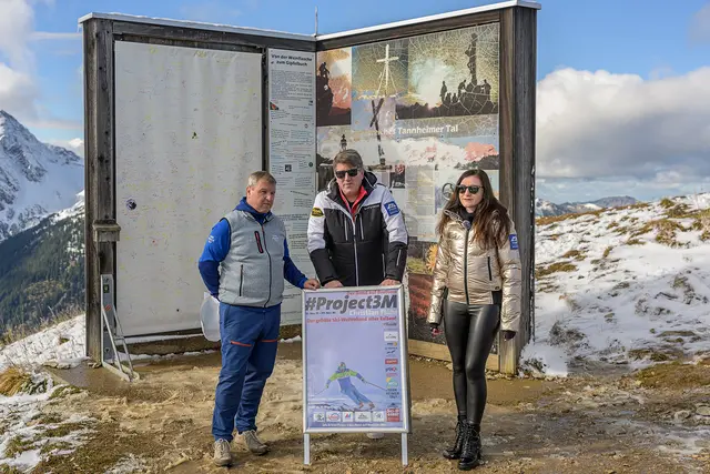 Am 4. November 2025, präsentierten Michael Keller, Geschäftsführer des Tourismusverband Tannheimer Tal und Ski-Weltrekordler Christian Flühr das offizielle Veranstaltungsplakat für den Weltrekordversuch am Neunerköpfle. | Foto: TVB Tannheimer Tal