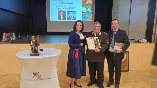 Bezirkshauptfrau Mag. Dr. Heidelinde Grubhofer und ihr Vorgänger Franz Kemetmüller überreichen Weiss ein kleines Abschiedgeschenk | Foto: zVg. EHBI Christian Teis (Presse 11), BFKDO Lilienfeld