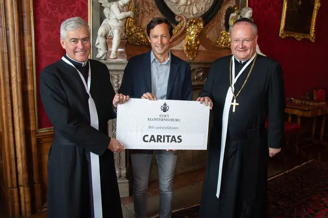 Spende übergeben: Stiftskämmerer Elias Carr, Caritas-Direktor Klaus Schwertner und Propst Anton Höslinger. | Foto: Stift Klosterneuburg/Walter Hanzmann