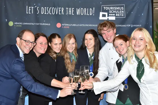 Stolzes Team: Direktion, Lehrkräfte und Teilnehmer der HLT Retz. | Foto: Herbert Schleich