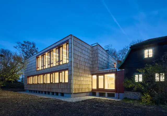 Zum Einsatz kamen nachhaltige und wiederverwendbare Materialien, wie Stroh, Lehm, Hanf und Wolle. Am Ende seiner Nutzungsdauer ist ein vollständiger Rückbau des Gebäudes möglich. | Foto: Bruno Klompfer