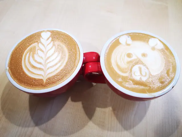 Der Milchschaum des Kaffees musste in Quantität und Qualität entsprechen. Die Schülerinnen und Schüler tobten sich dabei kreativ aus. | Foto: HLW FSB Weiz