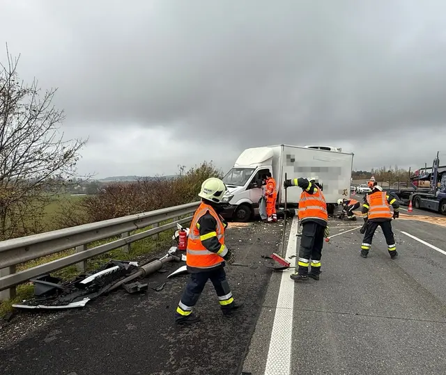 Der Klein-LKW wurde von den Feuerwehren Haag und St. Valentin geborgen und auf einem Abstellplatz gesichert abgestellt. Die Bergung des LKWs übernahm eine private Abschleppfirma.  | Foto: DOKU-NÖ