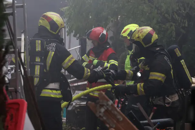 Die Feuerwehr konnte ein Haus in Fischlham nur mit großer Mühe löschen, denn: Das Gebäude war vollkommen verbarrikadiert. 
