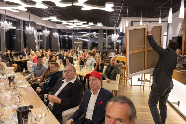 Die Gäste verkosten die neuen Weine des Jahrgangs 2025 – ein Highlight für Genießer. | Foto: Rene Brunhölzl