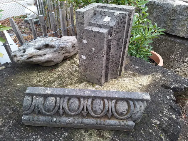 Steinornamente aus dem 19. Jahrhundert können erkundet werden.  | Foto: Michael Ellenbogen