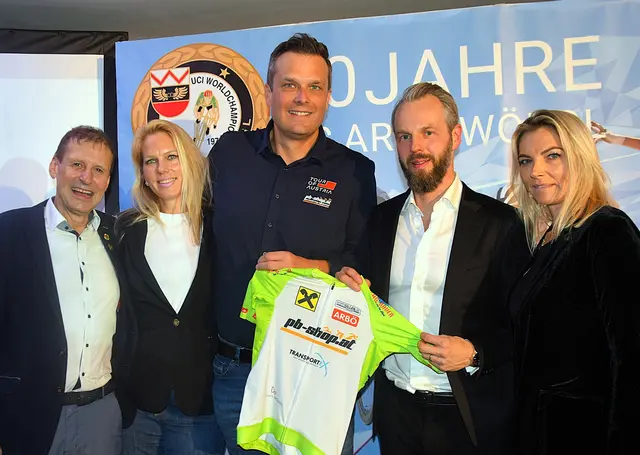 Christian Rieder (Bildmitte) präsentiert sich mit seinen pb-shop Damen als neuer Sponsor. Günther Feuchtner (li.) und RC Obmann Alois Kronthaler (2. von re.) bei der 50 Jahre Jubiläumsfeiier.