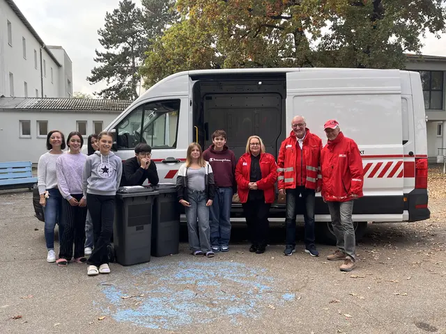 Mitarbeiter des Rotkreuz-Marktes mit Claudia Budaker und Schülern der Ganztagsschule Ennsleite  | Foto: Ganztagsschule Ennsleite &amp; OÖRK