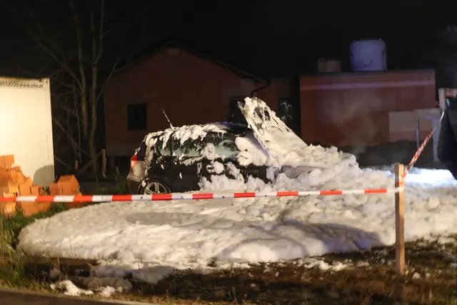 Ein Auto stand in St. Agatha in Flammen, verletzt wurde niemand. | Foto: laumat/Matthias Lauber