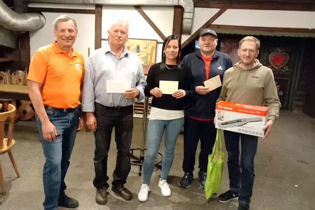Obmann Fritz Wipfler gratuliert den Siegern. Foto: Schnapserrunde