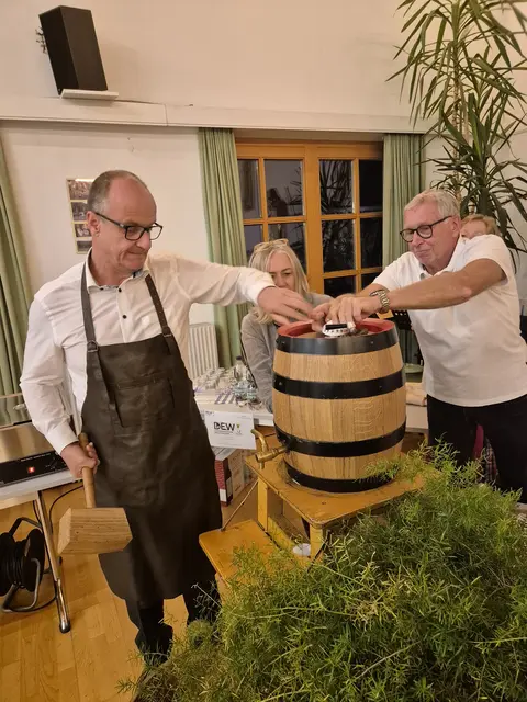 Bürgermeister Christian Lautner zapfte das Bier an | Foto: DEW