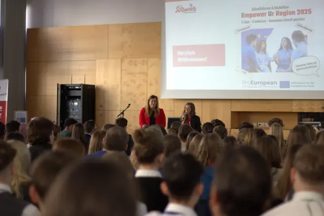 Unter dem Motto „17 Ziele – 17 Initiativen – Gemeinsam Zukunft gestalten“ versammelten sich rund 300 Schüler und Schülerinnen. | Foto: Südwind