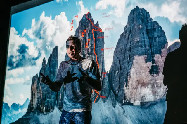 Für einen spektakulären Einstieg in den Vortrag sorgte die detaillierte Dokumentation seiner Free-Solo-Tour auf die Große Zinne. | Foto: babsi stoll photography