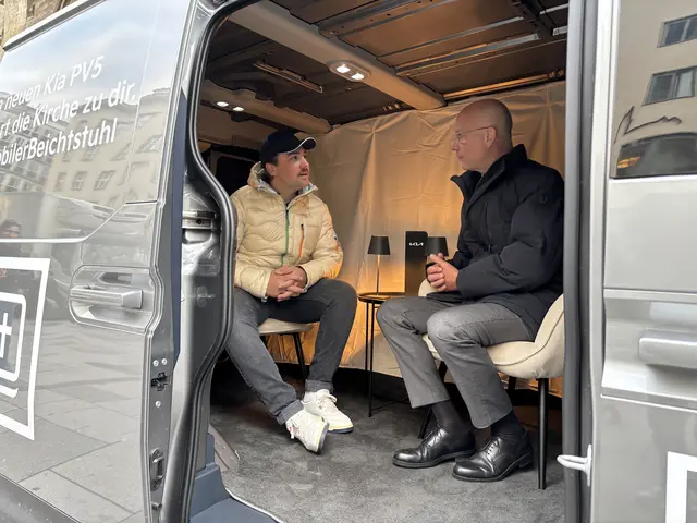 Erster: Kite-Weltmeister Valentin Bontus saß als Erster in Toni Fabers mobilem Beichtstuhl. Ob er viel zu beichten hatte? Das fällt natürlich unters Beichtgeheimnis. | Foto: Mathias Kautzky/MeinBezirk